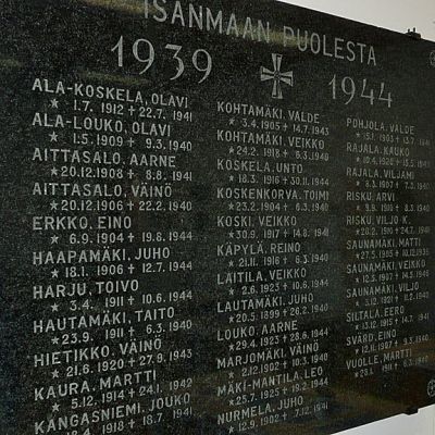 Sankarimuistomerkki muistuttaa talvisodassa menehtyneistä