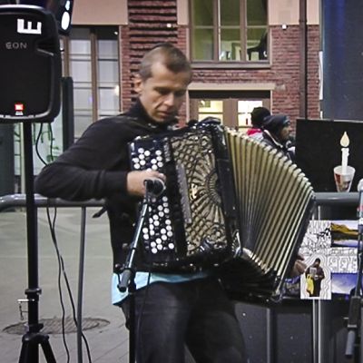Haitaristit Kimmo Pohjonen ja Ilia Sile musisoivat 26. marraskuuta Helsingin rautatieasemalla.