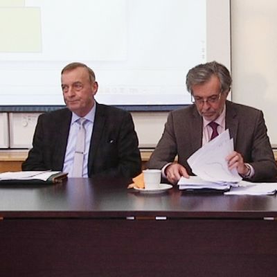 Kolme miestä kertomassa Vaasanseudun kuntajakoselvityksestä