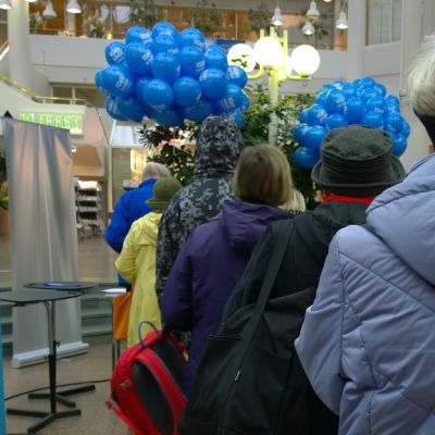 Seurakuntavaalien ennakkoäänestys Turun Hansatorilla.