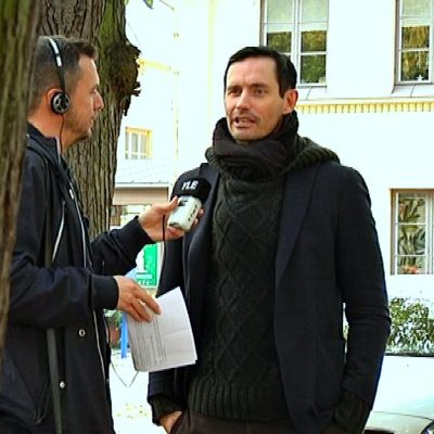 Lauri Tähkä Turun kaupungintalon puistossa