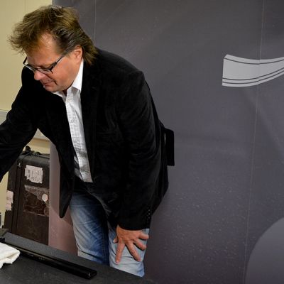 Arkeologi Jan Fast asettelee muinaisesineitä skannattavaksi Oulun yliopistossa