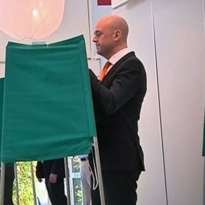 Ruotsin pääministeri Fredrik Reinfeldt äänestämässä 14. syyskuuta 2014.