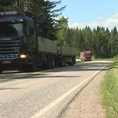 Rekka tiellä.