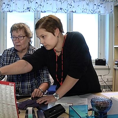 Atk-tukihenkilö Katja Ahlsten neuvoo