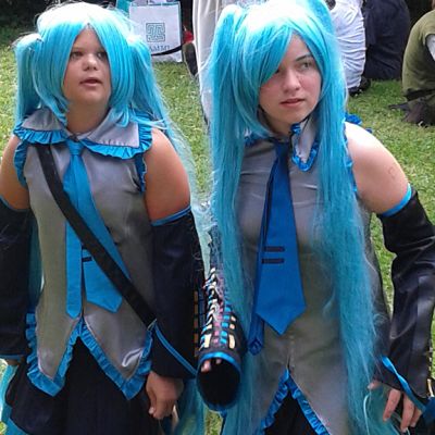 Kuvassa virtuaalihahmoiksi pukeutuneet kaksi tyttöä 