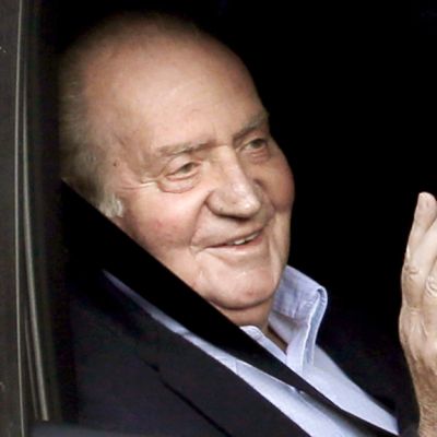 Juan Carlos vilkuttaa valokuvaajille saapuessaan La Milagrosan sairaalaan.