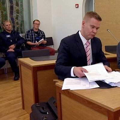 tuomittu ja asianajaja käräjillä