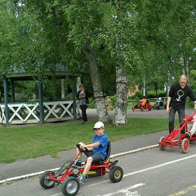 lapsia ajamassa autoilla lasten liikennepuistossa