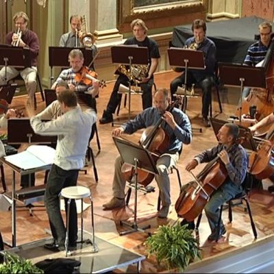 Vaasan kaupunginorkesteri harjoittelemassa kaupungintalolla.