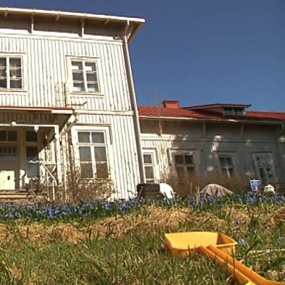 Hausjärven kansalaisopiston valkoinen puurakennus.