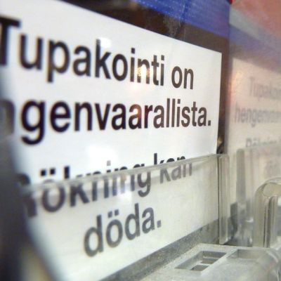 Tupakka-askeja kaupan hyllyllä