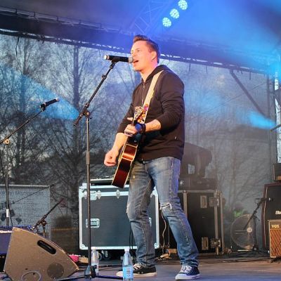 Voice of Finland voittaja Mikko Sipola laulaa ja soittaa kitaraa.