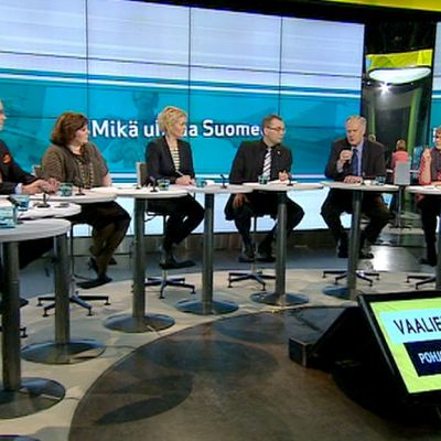 keskustelijoita studiossa