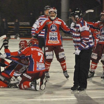 JPS tuulettaa voitettuaaan Porvoon Akilleksen ja finaalipaikan kotikentällään Viitaniemessä 8-4.