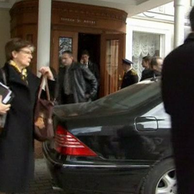 Astrid Thors menee autoon