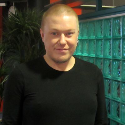 Kuvassa Jesse Kaikuranta Yle Keski-Pohjanmaan toimituksessa.
