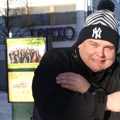 Koomikko J-P Pirisen mielestä huumorin keinoin voi käsitellä myös hyvinkin synkkiä aiheita