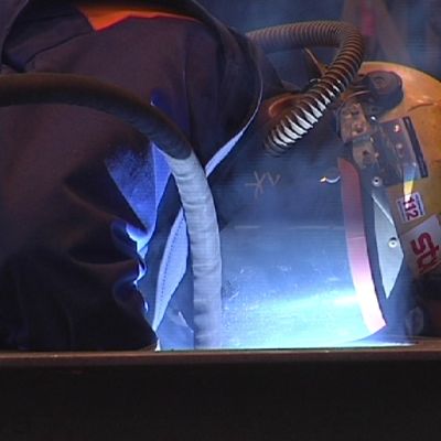 Hitsaaja työssään STX:n Rauman telakalla maaliskuussa 2013.