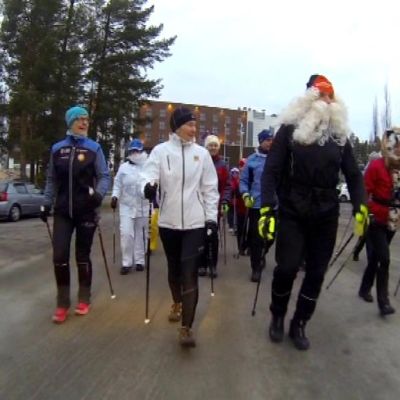 Venäläisturisteja sauvakävelyllä Kalajoella