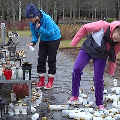 Sara Mäkelä ja partiolaiskaverinsa erottelevat kynttiläjätteestä muovin ja metallin