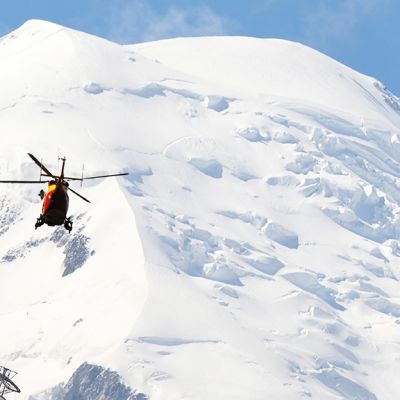 Pelastushelikopteri partioi Ranskan alpeilla Chamonixin lähistöllä vuonna 2012. 