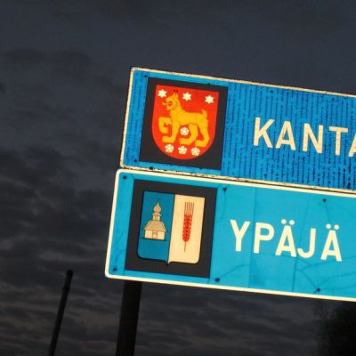Ypäjän kunnan kyltti 10-tien varrella