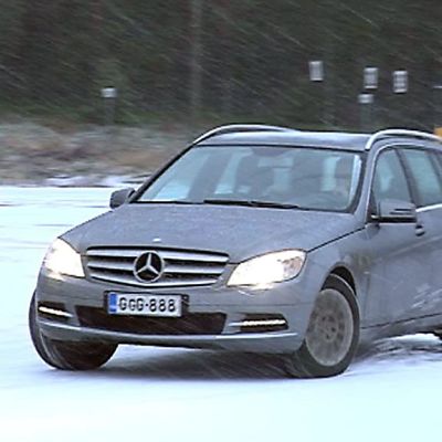 Mersu ajaa ajoharjoitteluradalla.