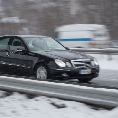 Henkilöauto talvisella tiellä