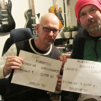 Petri Nikupaavo ja Tommi Lahtonen esittelevät ruutupaperille kirjoitettuja 92/93 kauden ykköskentällisiään.