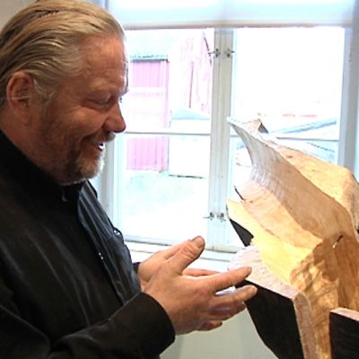 Kuvanveistäjä Seppo Kalliokoski.