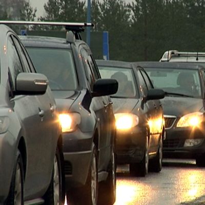 Venäläisiä henkilöautoja jonottaa Imatran raja-asemalla.