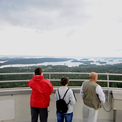 Turistit Puijon tornissa katsomassa maisemia.