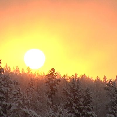 Aurinko nousee vuoden pimeimpänä päivänä.
