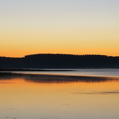Saaret heijastuvat järvestä