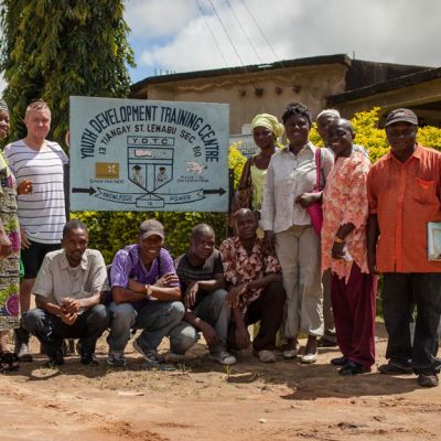 Jesse Kaikuranta Sierra Leonessa Kirkon Ulkomaanavun lähettiläänä tutustumassa ammattikoulutukseen.