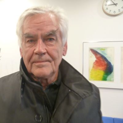 Mies seisoo
