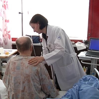 Kuvassa lääkäri kuuntelee potilaan rintaa stetoskoopilla