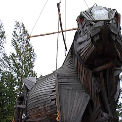 Woima-sonni leikuu paikalleen nosturin varassa.