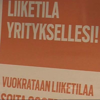 Vuokrattavia liiketiloja mainostava kyltti.
