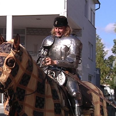 Ritari hevosen selässä.