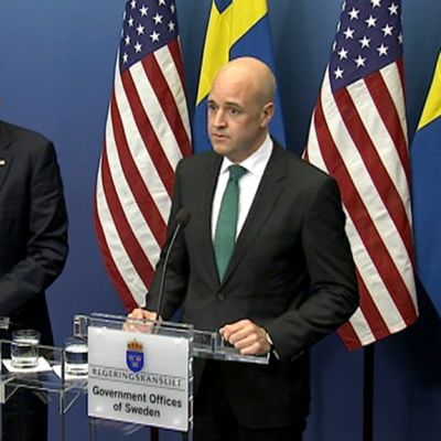 Obama ja Reinfeld pitävät tiedotustilaisuutta