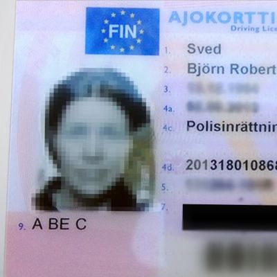Ajokortti, josta on sumennettu tunnistetiedot.