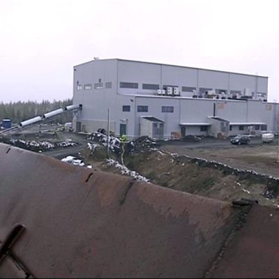Rikastamorakennus murskaamosta katsottuna.