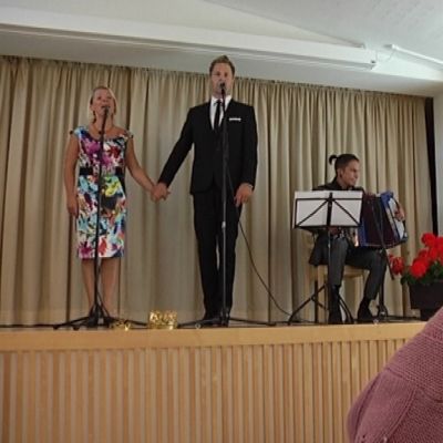 Rosalie Ingman katselee tangokuninkaallisten esitystä.