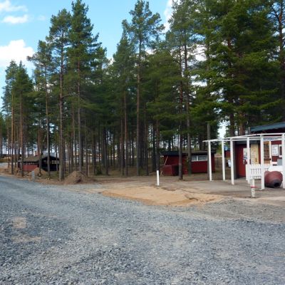 Kuvassa näkyy kylttejä Kalajoen loma-asuntomessuilta
