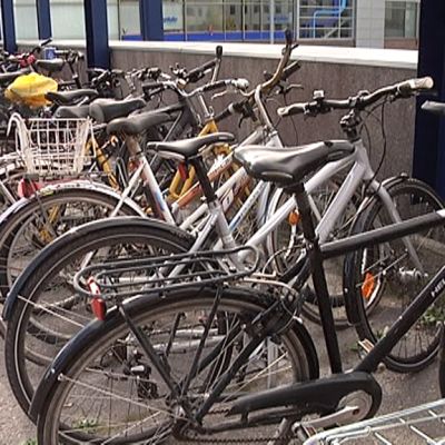 Polkupyöriä parkissa Tampereen rautatieasemalla.