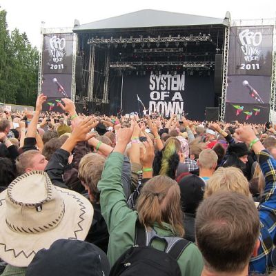 System of a Down esiintyy lavalla.