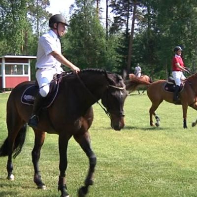 Finnderbyyn osallistuvat harjoittelevat kentillä ennen kisoja