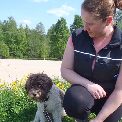 Ujo Saana-koira ja koirankouluttaja Marjut Mäkeläinen.